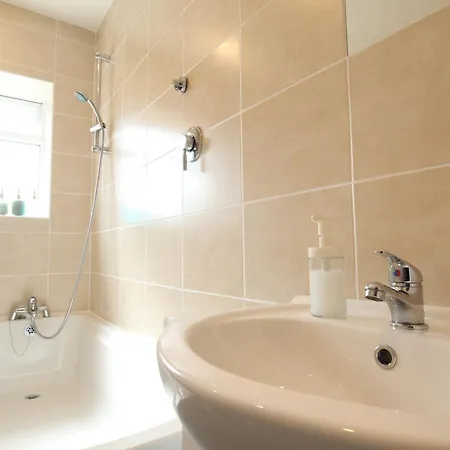 2-Bedroom, Free Parking, High Speed Wi-Fi, Swinton Manchester Exterior photo