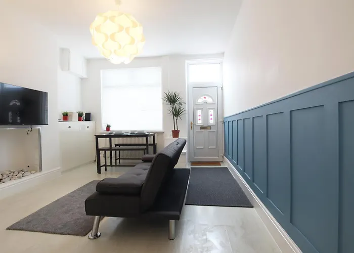 2-Bedroom, Free Parking, High Speed Wi-Fi, Swinton Manchester