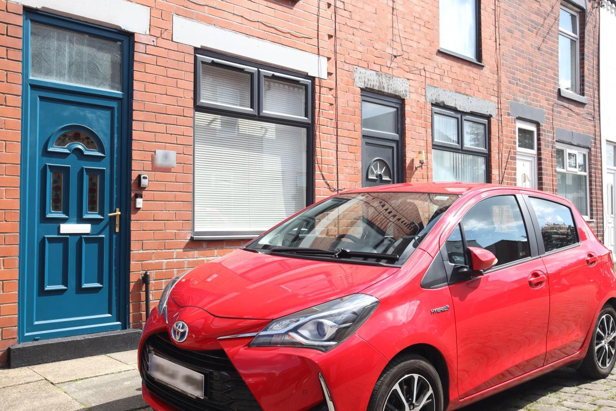 2-bedroom, Free Parking, High Speed Wi-fi, Swinton Manchester