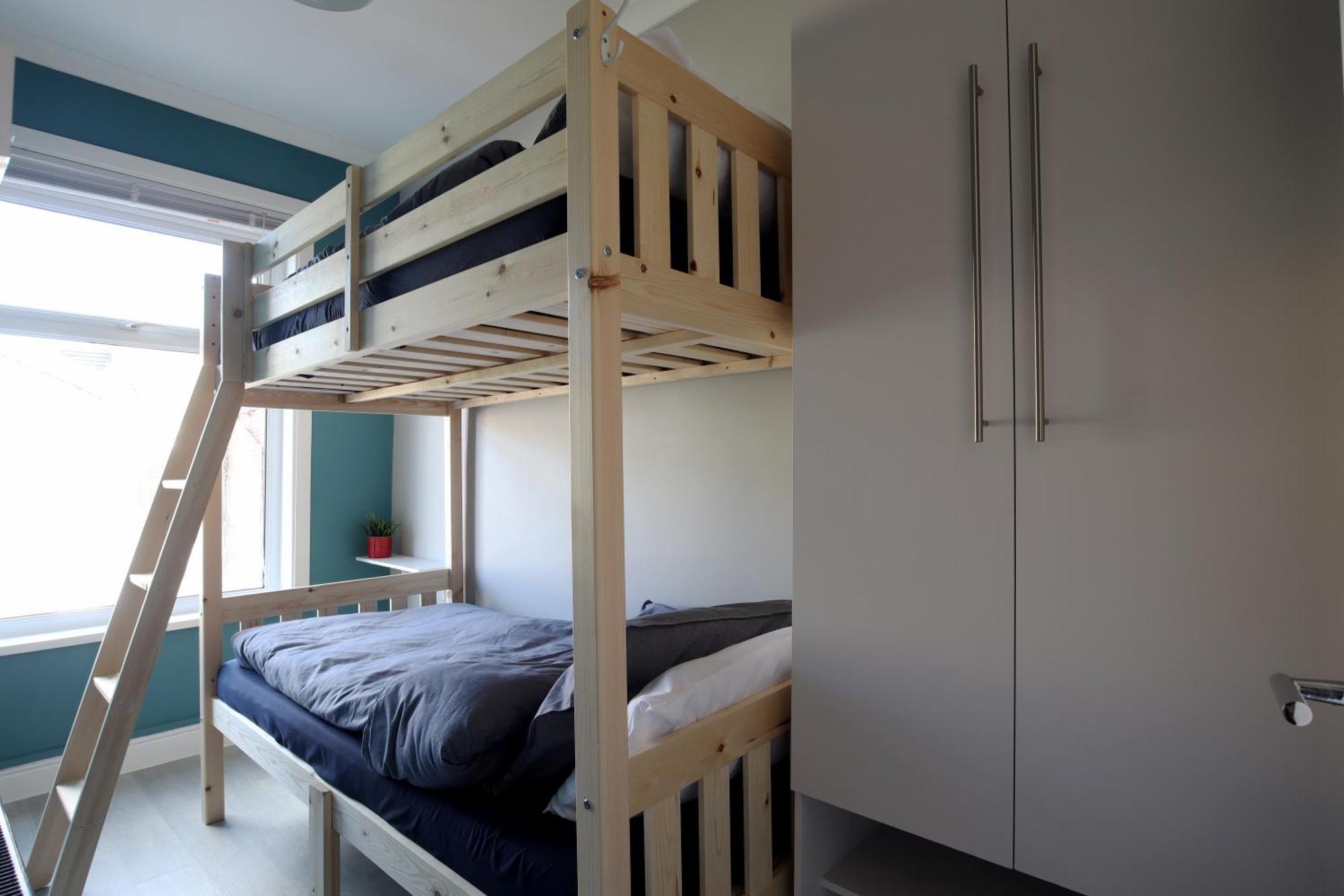 2-bedroom, Free Parking, High Speed Wi-fi, Swinton