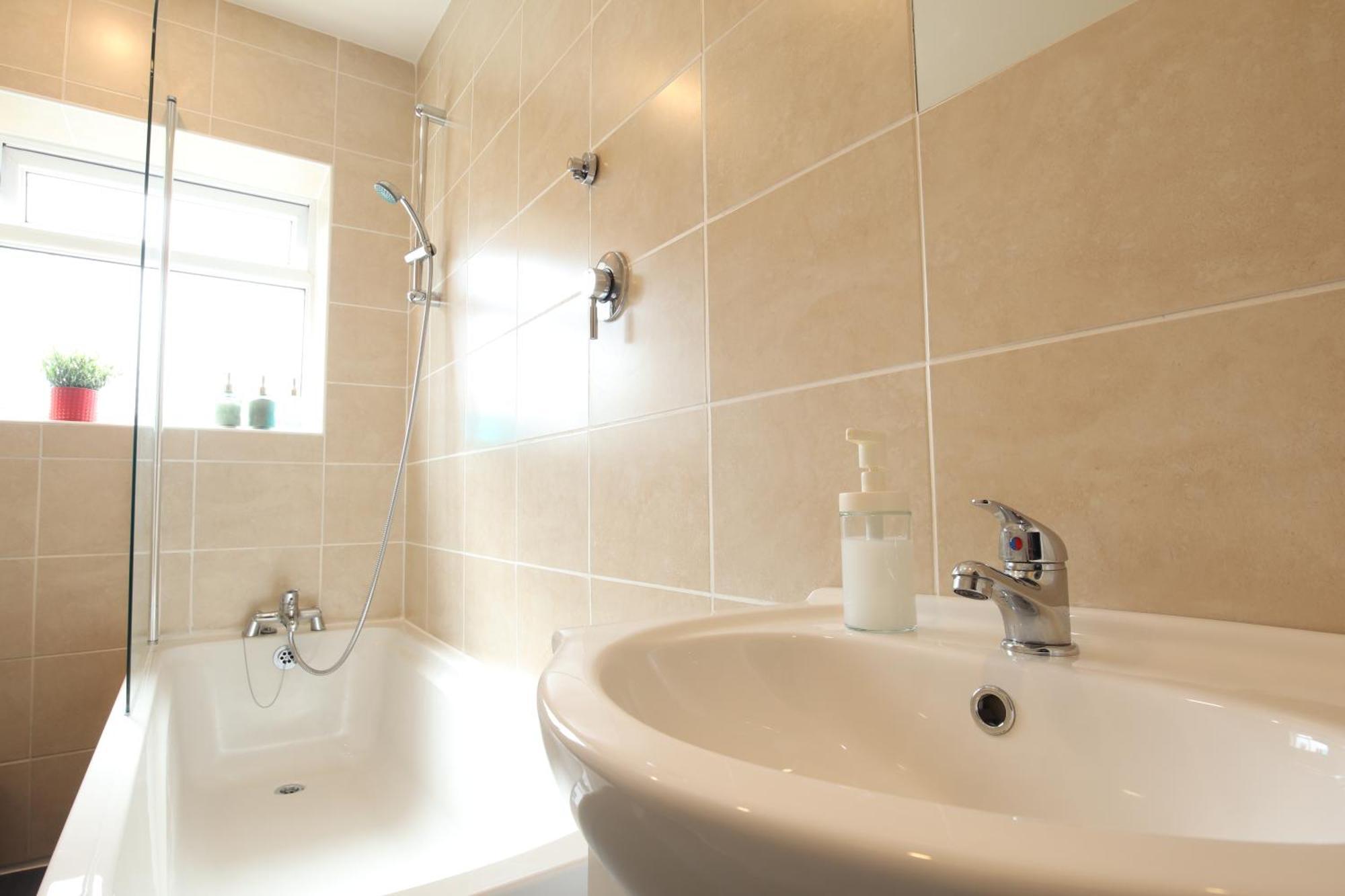 2-bedroom, Free Parking, High Speed Wi-fi, Swinton * Manchester
