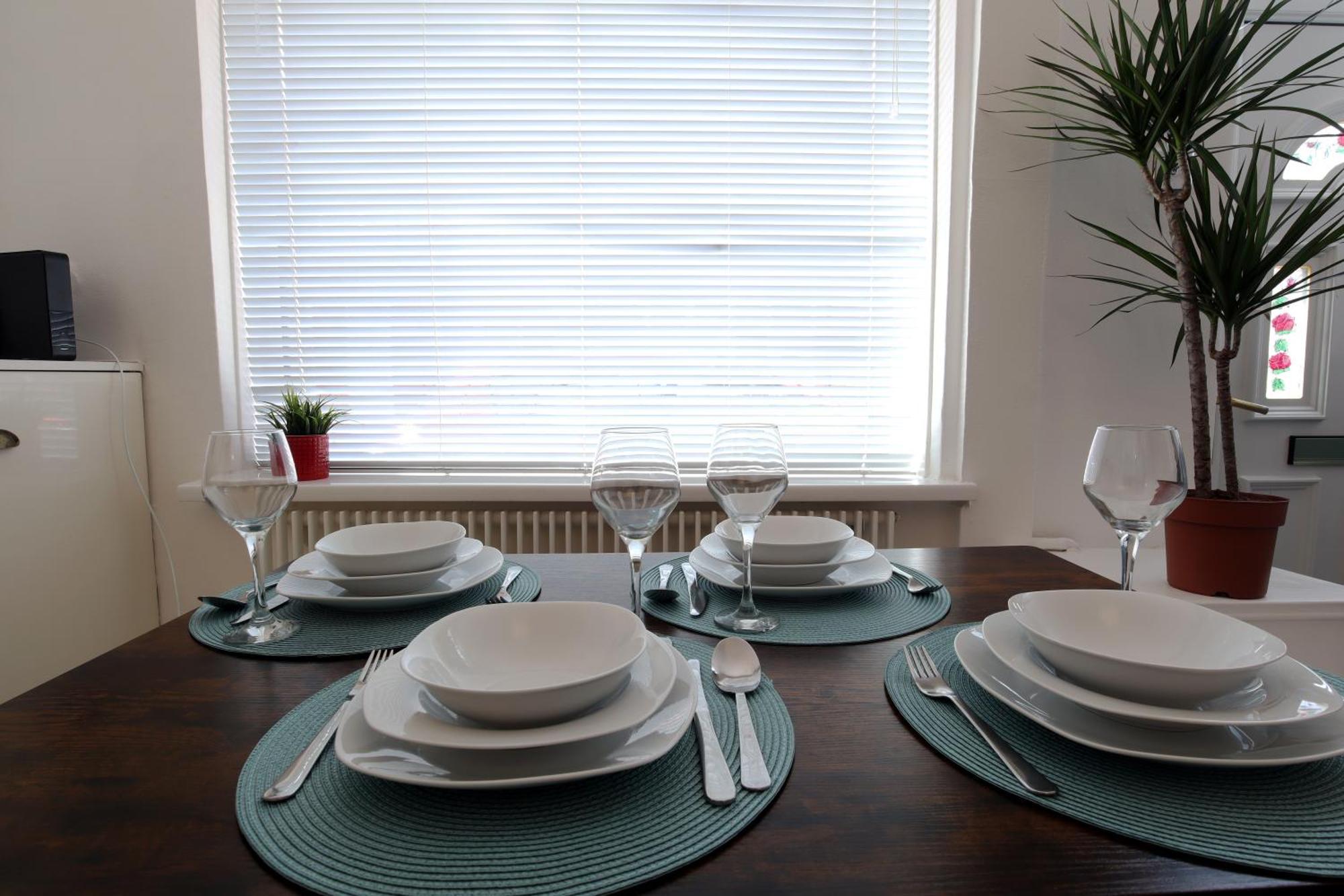 2-bedroom, Free Parking, High Speed Wi-fi, Swinton * Manchester